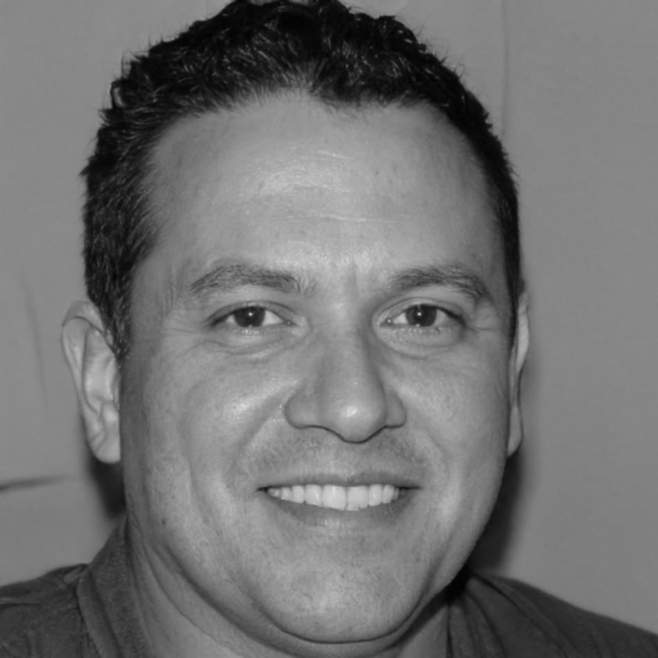 Retrato profesional de Emilio Valdés, Director Creativo